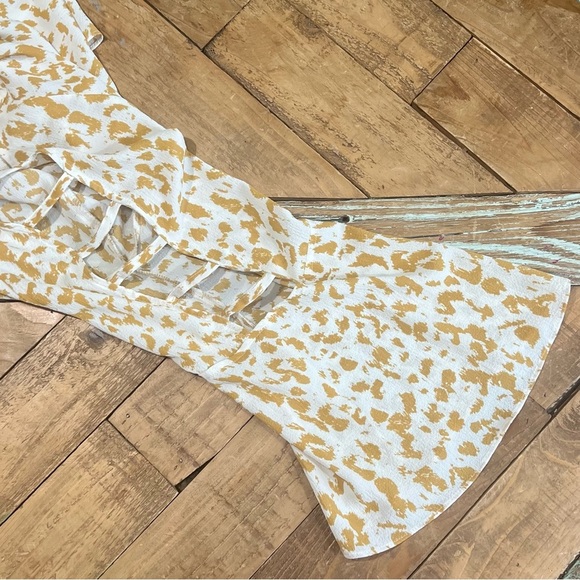 Animal Print Blouse Cutout Sleeve V-Neck Long Sleeve Top - Picture 6 of 8